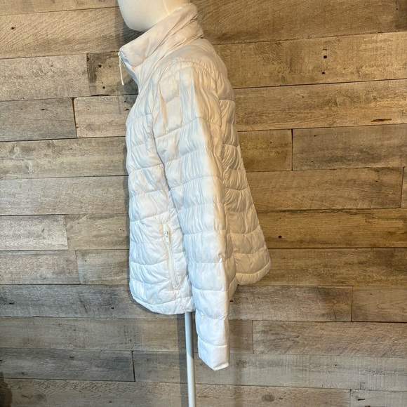 Gap women’s white lightweight polyester fill puffer winter jacket in size medium - Picture 2 of 8